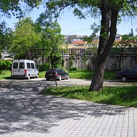 Parkovací stání v oploceném areálu Penzionu Zahrada